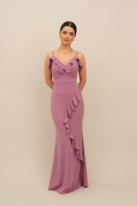 Flieder Abendkleid aus glattem Stoff mit gerafften Akzenten an den Ärmeln und einem herabfallenden Volantdetail an der Vorderseite, figurbetonte Passform.