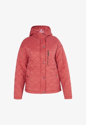 Giacca rossa trapuntata con cappuccio, caratterizzata da un motivo di cuciture diagonali, tasca con zip a sinistra e chiusura a bottoni sul davanti.