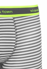 Pasek bokserski w szare i białe paski z kontrastującym neonowo-zielonym pasem, na którym widnieje napis "slopes town". Gładki, elastyczny materiał.