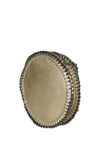 Busta rotonda in metallo dorato con superficie in pelle liscia, caratterizzata da un dettaglio di cucitura a catena lungo il bordo e accenti in hardware argentato.