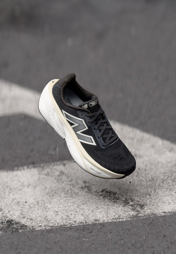 FRESH FOAM X MORE V4 - Laufschuh Straße