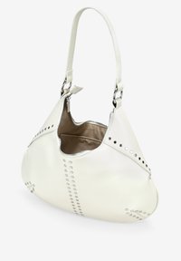 Bolso de piel blanco con tachuelas plateadas a lo largo de las costuras, una correa de hombro y una apertura con cremallera para un fácil acceso al interior.