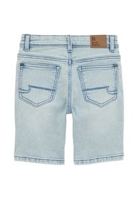 Svetlo modri jeans šortki s ravnim krojem, ki imajo dve zadnji žepek, vidno šivanje in rjavo nalepko na pasu.