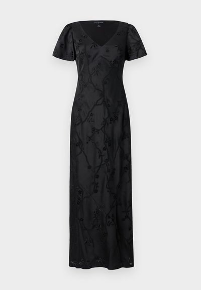 Μαύρο φόρεμα μέχρι το πάτωμα με κοντά μανίκια, ντεκολτέ σε σχήμα V και διακριτικές κεντημένες λουλουδένιες λεπτομέρειες σε όλο το ύφασμα.