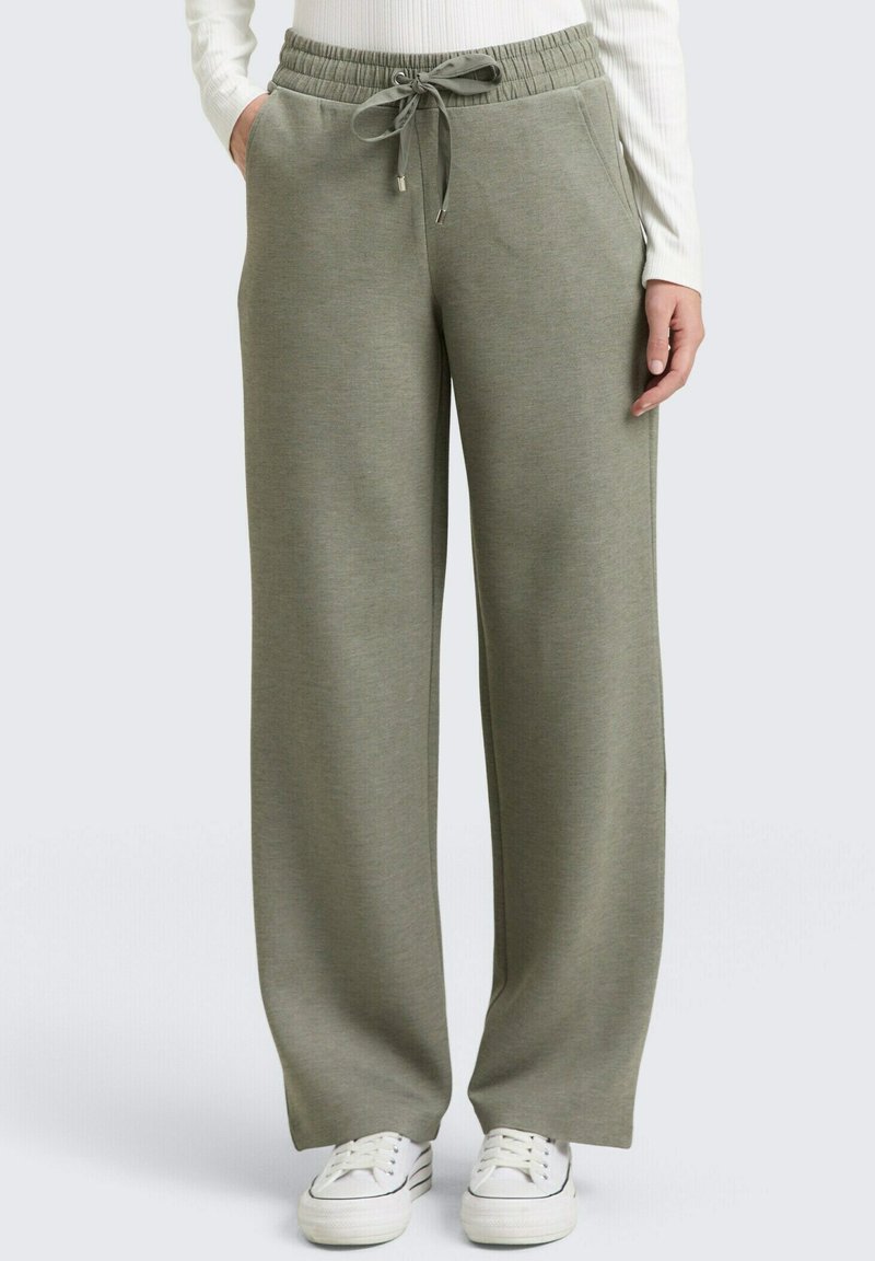 Groene sweatpants met wijde pijpen van zacht materiaal, voorzien van een elastische tailleband met trekkoord en zijzakken.