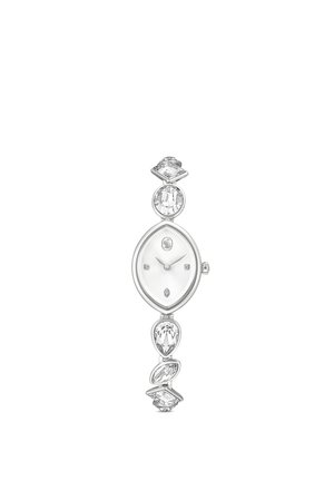 Silberne Uhr mit weißem Zifferblatt, das eine strukturierte Oberfläche und Kristallakzente aufweist; ovales Gehäuse mit einem schlanken Armband, das mit unterschiedlich geformten klaren Steinen verziert ist.