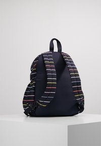 Mochila negra con correas de rayas multicolores, fabricada en un tejido suave. Presenta correas acolchadas y un asa en la parte superior para mayor versatilidad.