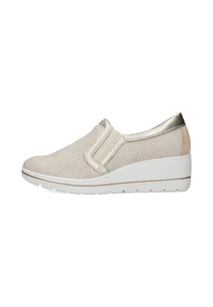 Scarpa slip-on beige con tomaia traforata, rifiniture metalliche, pannelli laterali elastici e suola a zeppa bianca con fondo scolpito.