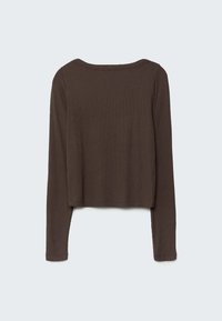 Bruin geribd cropped top met lange mouwen, brede ronde halslijn en een aansluitend silhouet. Soepele textuur, minimale naden en geen zichtbare hardware.