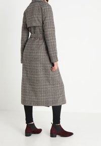 KIOMI Vinterkappa /-rock - brown