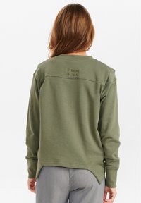 Khaki zielona bluza z długimi rękawami, okrągłym dekoltem i asymetrycznym dołem. Na plecach haft "bądź zawsze miły". Miękka tekstura.