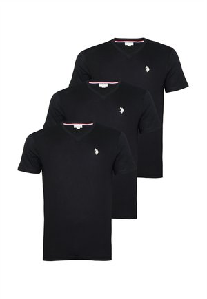 Trzy czarne bawełniane koszulki z krótkim rękawem i dekoltem w kształcie litery V, z małym haftowanym logo na piersi oraz kontrastowym, paskowanym kołnierzykiem.