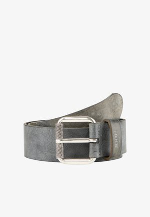 Grijze leren riem met een zilverkleurige metalen gesp met een gekartelde textuur en subtiel logo detail, gladde afwerking en klassiek ontwerp.