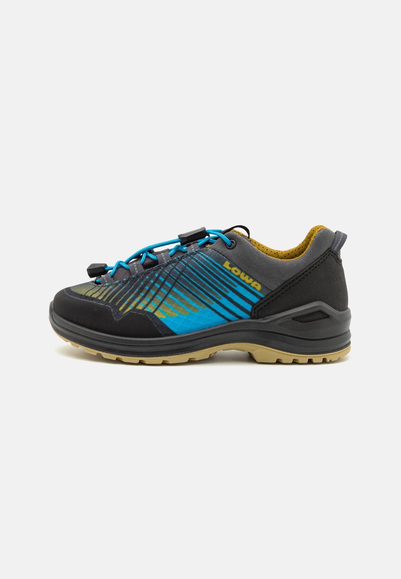 Sportlicher Schuh von Lowa mit einem Design in Schwarz und Blau, einem Obermaterial aus Mesh, kontrastierender gelber Innenauskleidung und einer strukturierten Gummisohle mit Profil.