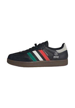 Zapatilla Adidas Velosamba baja negra con rayas verdes, blancas y rojas, suela marrón y marca Mercedes AMG Petronas en el talón.