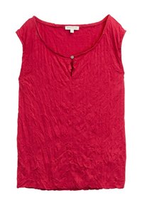 Haut rouge plissé avec un décolleté rond et un détail à un bouton sur le devant. Tissu léger et texturé. Conception sans manches.