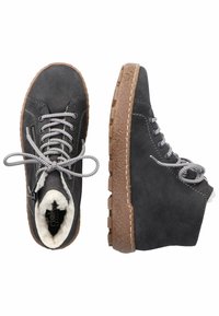 Bottes chevilles en daim gris avec une doublure blanche moelleuse, des lacets argentés et une semelle en caoutchouc marron texturée. Fermeture éclair latérale pour un accès facile.