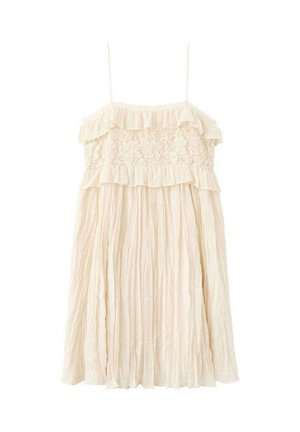 Vestido sin mangas de color crema con tirantes finos, cuerpo de encaje floral y falda plisada con detalles de volantes.