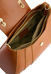 Braune Lederhandtasche mit einem magnetischen Druckverschluss, goldfarbenen Beschlägen und drei Innenfächern, die mit beigem Material mit Logomuster gefüttert sind.