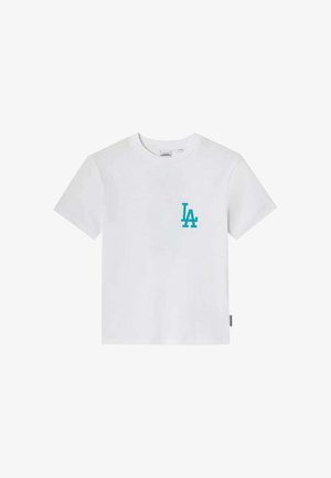 T-shirt en coton blanc avec un petit logo "LA" turquoise sur la poitrine gauche, manches courtes et col rond.