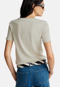 United Colors of Benetton WITH V-NECK - Jednoduché tričko - beige
