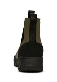 Bottine noire et vert olive avec un panneau arrière texturé, dotée de deux tirettes et d'une semelle robuste pour une meilleure adhérence.