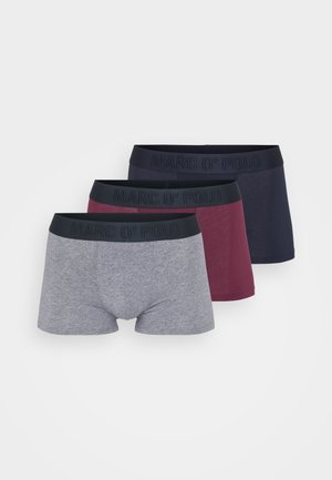 Drie paren herenenboxershorts in grijs, bordeauxrood en marineblauw, met een donkere tailleband waarop "MARC O' POLO" is geëmbosseerd. Zachte katoenstof.