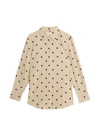Beige skjorta med knappar i svart prickmönster, lång ärm, spetsig krage och framknäppning. Slät tyg med lätt glans.