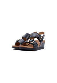 Sandali a wedge neri in pelle con due cinturini regolabili con fibbie oro, texture liscia e un plantare imbottito marrone.