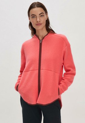 Fleecejacke in leuchtendem Pink mit Reißverschluss vorne, rundem Ausschnitt und kontrastierenden braunen Akzenten. Mit seitlichen Taschen und lässiger Passform.