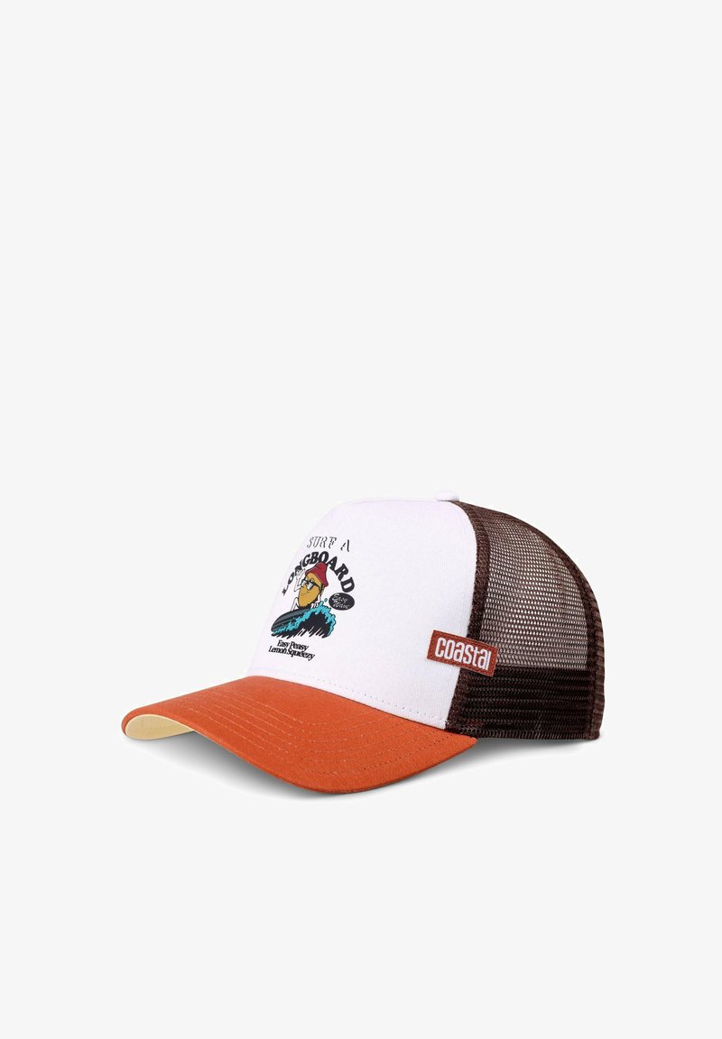 Weißer und brauner Netz-Trucker-Cap mit orangem Schirm, ausgestattet mit einem Grafikbild einer Person, die auf einem Longboard surft. "Coasta"-Tag an der Seite.