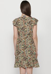 Bloemenprint jurk met korte gerimpelde mouwen, met een getailleerd lijfje en een uitlopende rok, in tinten groen, oranje en zwart.