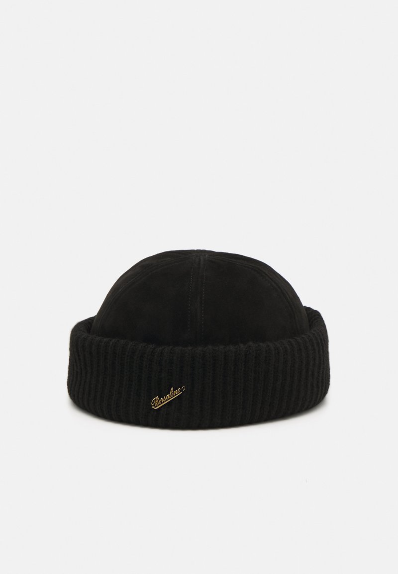 Cappello nero con cima in suede liscio e polsino a coste. Presenta un accento con logo dorato sul polsino.