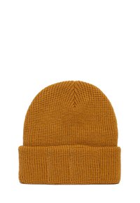 Berretto lavorato a maglia giallo senape con una texture a coste, caratterizzato da un risvolto e una parte superiore tondeggiante.