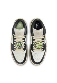 Czarno-białe sneakersy z siateczkowymi akcentami, wyposażone w zielony haftowany naszywkę z koszykówką oraz jasnziezielone detale na języku i podeszwie.