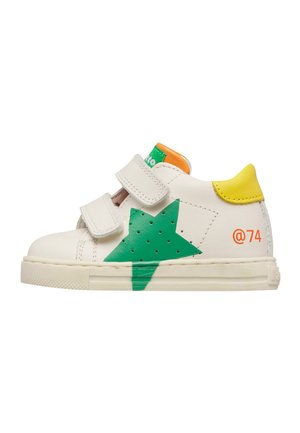 Baskets blanches pour tout-petit avec une étoile verte, un talon jaune, un texte "@74" orange, deux sangles Velcro, et un détail de languette orange et verte.