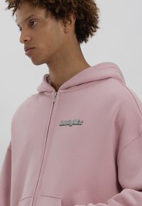 LOW LIGHTS STUDIOS® SANDED LOGO ZIPPER HOODIE - Felpa con zip - pink