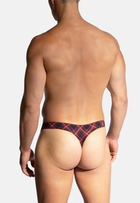 Rot-schwarze karierte String-Unterwäsche mit einem dünnen Bund, entworfen für eine enganliegende Passform. Der Stoff wirkt glatt mit einem leichten Glanz.