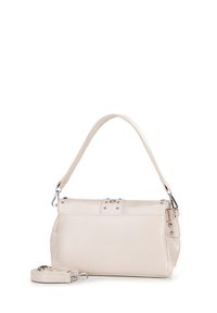 Borsa a spalla in pelle beige con forma arrotondata, dotata di borchie argentate come dettagli, fondo piatto e tracolla removibile.