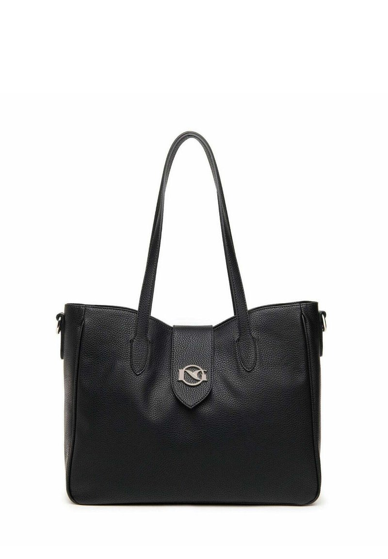 Borsa a tote nera in pelle con finitura texturizzata, dotata di due manici lunghi e una patta frontale con dettagli in metallo.
