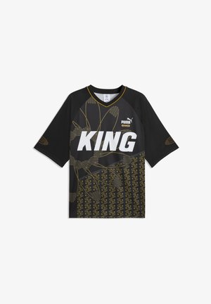 Maglia sportiva Puma King nera con motivi geometrici dorati e foglie, testo bianco "KING" e logo sul petto, maniche corte, collo a V.