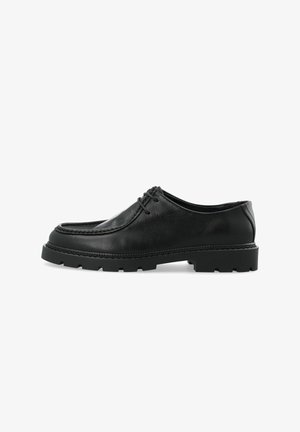 Zwarte leren schoenen met een ronde neus, gestructureerde bovenkant en stikseldetails. Voorzien van een dikke, robuuste zool en een klassieke vetersluiting.