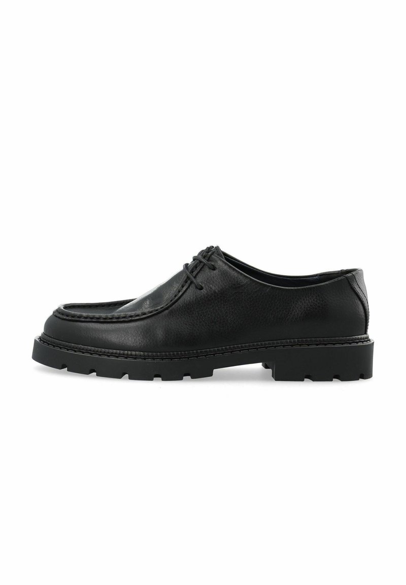 Chaussures en cuir noir avec un bout arrondi, un dessus texturé et des détails cousus. Dotées d'une semelle épaisse et robuste et d'un design classique à lacets.