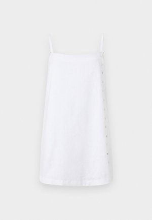Witte linnen jurk met dunne straps, rechte snit en een zijknopsluiting. Gladde textuur met een minimalistisch ontwerp.