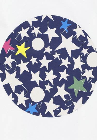 Design circolare con sfondo blu navy e vari stelle in bianco, rosa, verde, blu e giallo, alternate con cerchi bianchi.