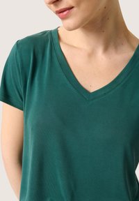 Soaked in Luxury COLUMBINE V-NECK - Pamata T-krekls - rain forest