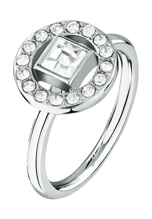 Silberner Ring mit einem quadratisch geschliffenen mittleren Edelstein, umgeben von einem Kreis kleinerer runder klarer Edelsteine auf einem polierten Ringband.