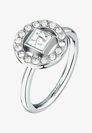 Silberner Ring mit einem quadratisch geschliffenen mittleren Edelstein, umgeben von einem Kreis kleinerer runder klarer Edelsteine auf einem polierten Ringband.