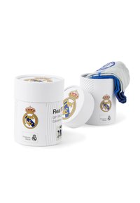 Boîte-cadeau cylindrique blanche avec le logo du Real Madrid, contenant des chaussettes grises avec des accentuations bleues. La boîte présente la marque officielle et les détails du produit.