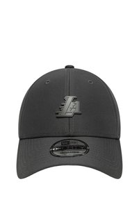 Graue verstellbare Baseballkappe mit gebogenem Schirm, die auf der Vorderseite ein schwarzes LA-Logo und Belüftungsöffnungen an den Seiten hat.